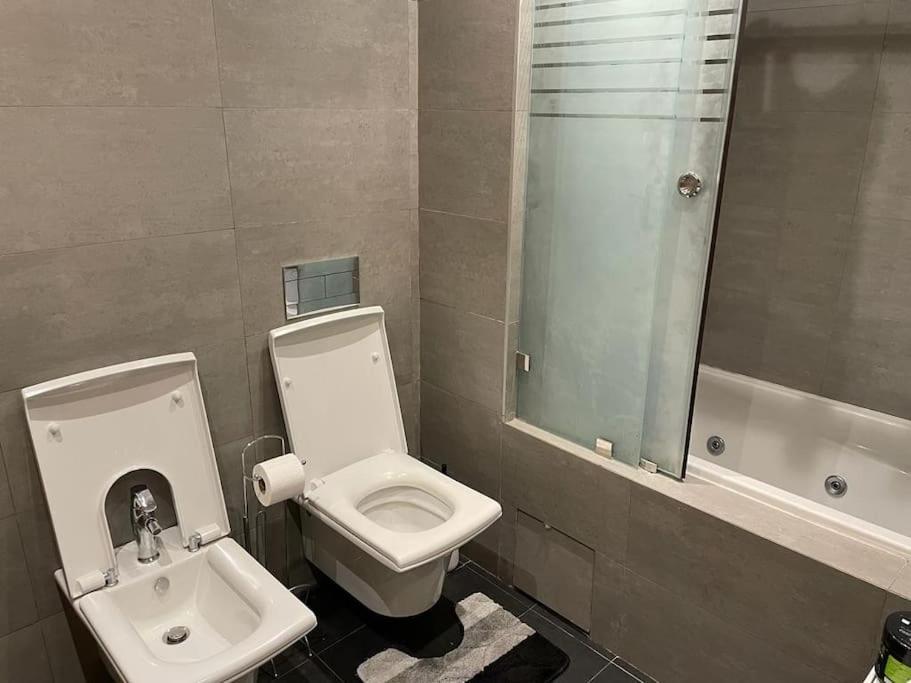 Superb On 14th Floor With Jacuzzi Apartment *
